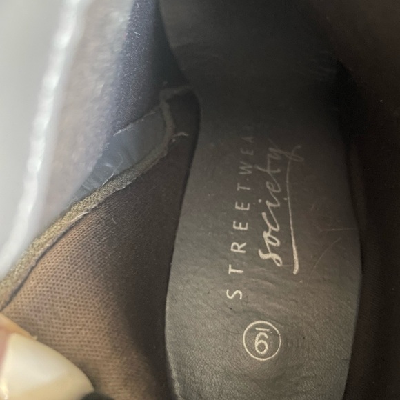 Grey faux suede ankle boots with square chunky heal. Size 6 - Picture 8 of 8